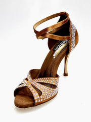 Load image into Gallery viewer, DELUXE MARIPOSA (L102 QB) - Scarpa da Ballo Donna in Raso Seta Bronzo Tan con Swarovski  Cinturino Incrociato alla Caviglia e Tacco a Spillo Laminato Oro Ramato
