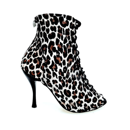 Stivaletto mezzo con zip ALEXIS Leyopa in raso seta leopardato bianco, tacco a spillo in alluminio smaltato nero.