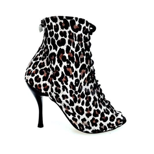 Stivaletto mezzo con zip ALEXIS Leyopa in raso seta leopardato bianco, tacco a spillo in alluminio smaltato nero.