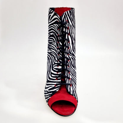 Stivaletto Wish Dance Shop Alexis Zebra con zip, raso seta zebra, inserti in camoscio rosso e tacco a spillo in alluminio verniciato rosso.