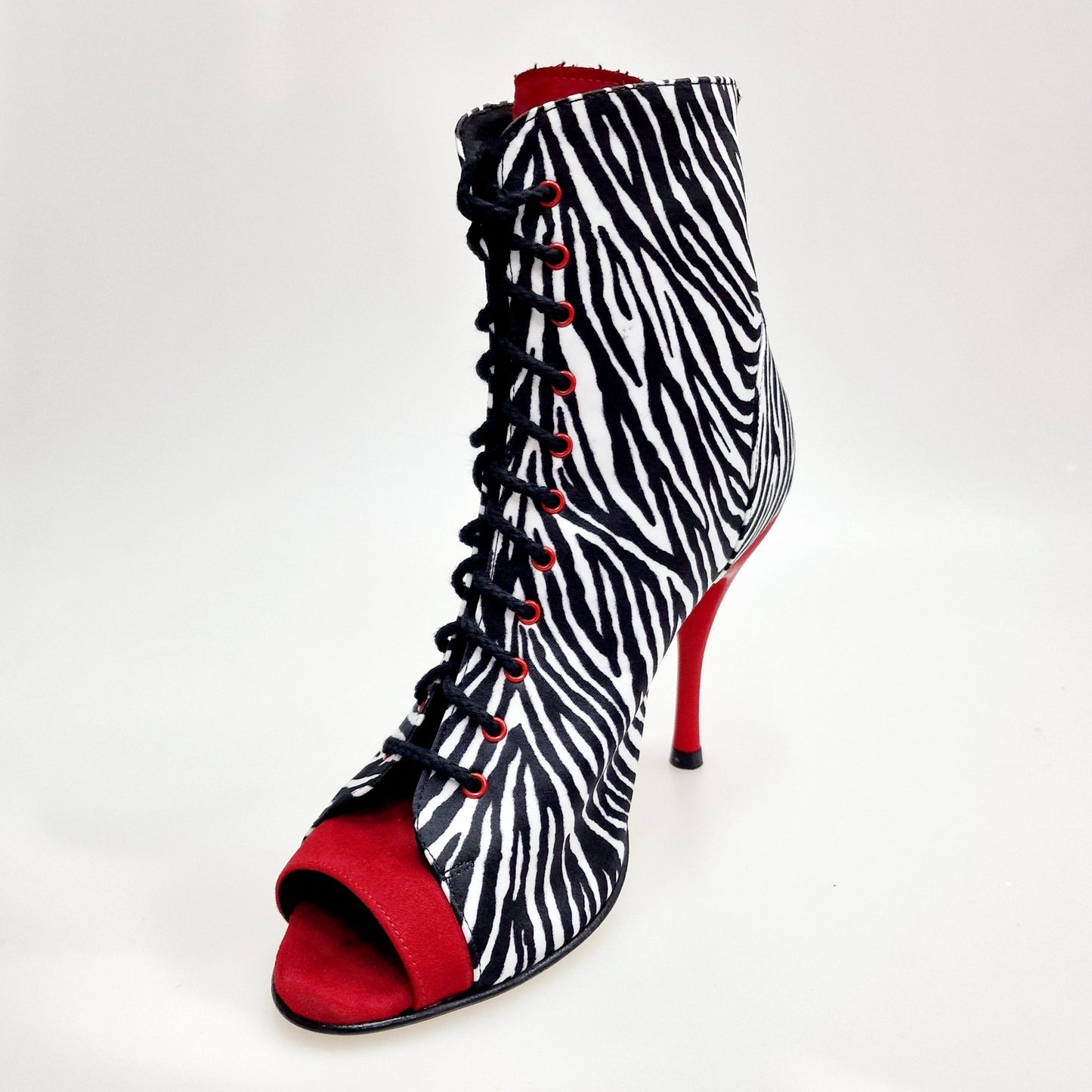 Stivaletto Wish Dance Shop Alexis Zebra con zip, inserti in camoscio rosso, tacco in alluminio verniciato effetto gomma rosso