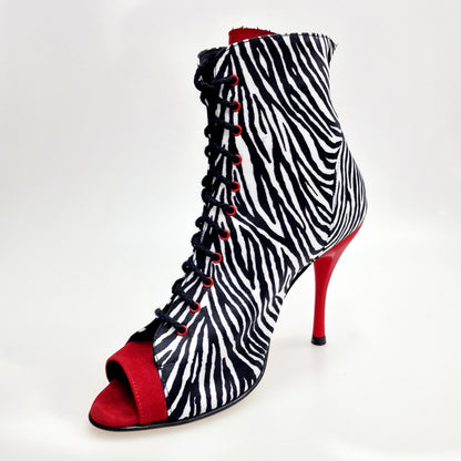 Stivaletto ALEXIS Zebra Wish Dance Shop con zip, raso seta zebra, inserti camoscio rosso, tacco a spillo in alluminio rosso verniciato