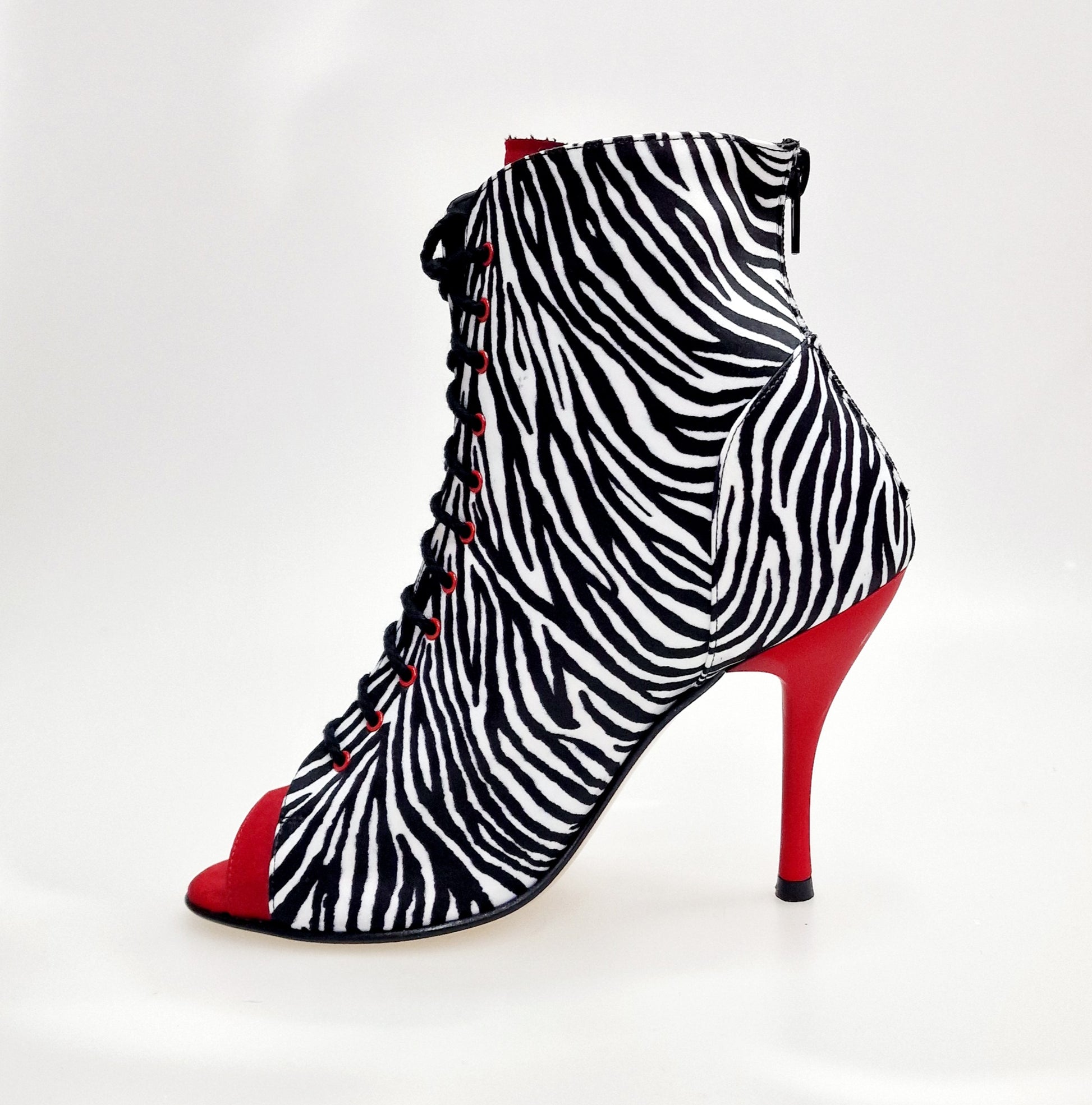 Stivaletto Wish Dance Shop Alexis Zebra con zip, inserti in camoscio rosso e tacco a spillo in alluminio verniciato rosso.