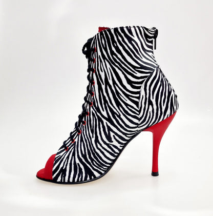 Stivaletto Wish Dance Shop Alexis Zebra con zip, inserti in camoscio rosso e tacco a spillo in alluminio verniciato rosso.