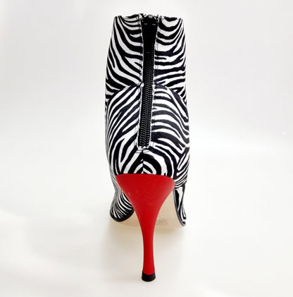 Stivaletto Wish Dance Shop Alexis Zebra con zip, raso seta zebra, camoscio rosso e tacco in alluminio verniciato rosso.