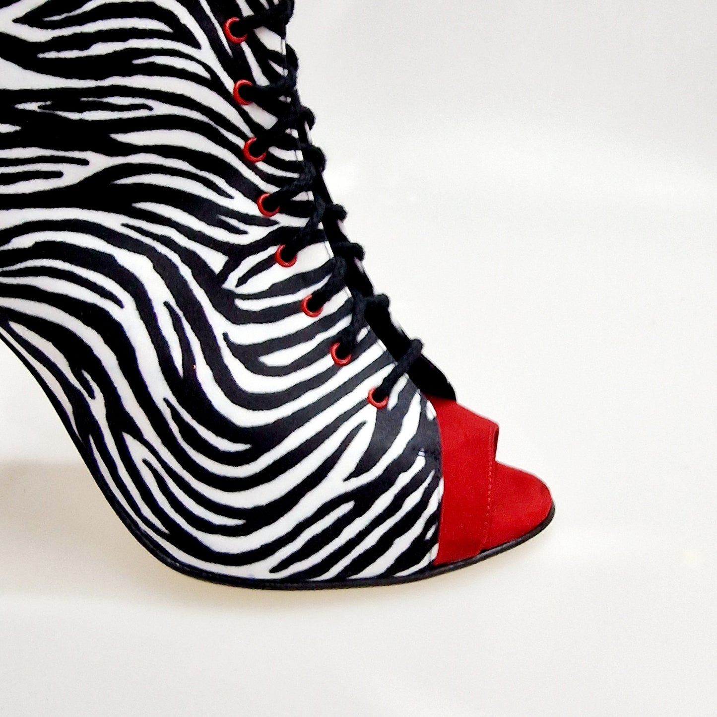 Stivaletto mezzo con zip in raso seta zebra e inserti in camoscio rosso, tacco a spillo in alluminio verniciato rosso, Wish Dance Shop