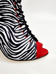Carica immagine nella Galleria, ALEXIS Zebra (Art. 132) - Mezzo Stivaletto con Zip in Raso seta Zebra inserti in Camoscio Rosso Tacco a Spillo in Alluminio verniciato effetto Gommato Rosso