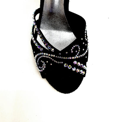 Scarpa da ballo Martina L10 in raso di seta nero con Swarovski Boreali e tacco a rocchetto, ideale per danze eleganti.