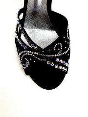 Carica immagine nella Galleria, MARTINA (L10) - Scarpa da Ballo in Raso Seta Nero Con Swarovski Boreali e Tacco a Rocchetto
