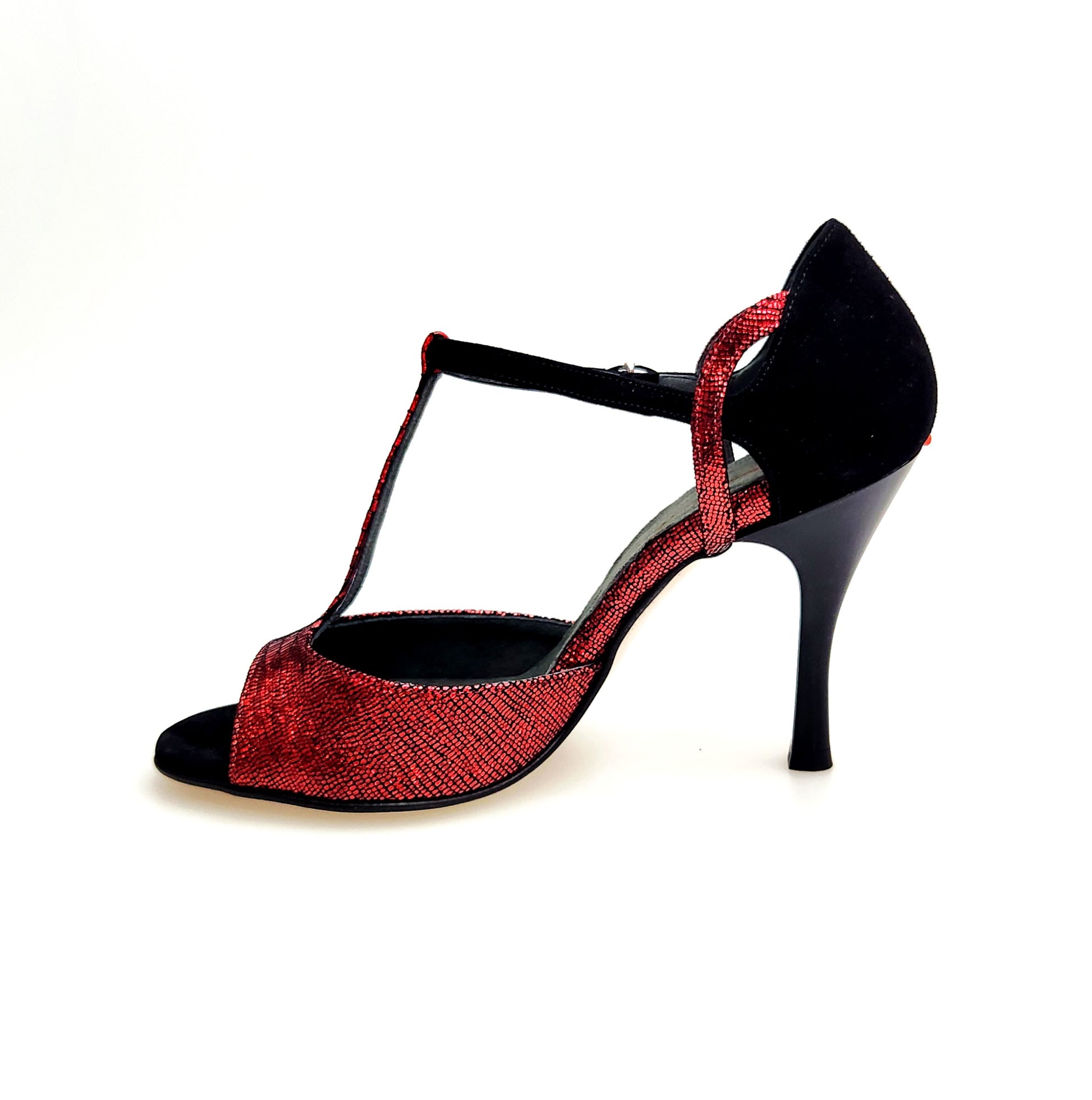 Sandalo donna Wish Dance Red/Black in camoscio nero e rosso, tacco alto sottile con dettaglio rocchetto smaltato nero.
