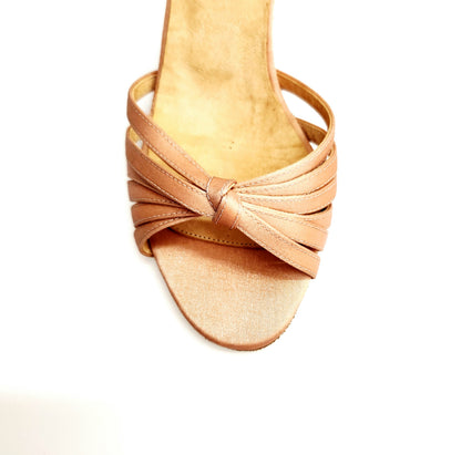 Scarpa da donna Wish Dance Shop Ginevra/6 in raso seta carne, con nodino, sei fascette e tacco rocchettino sottile.