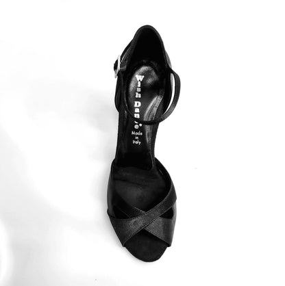 Scarpa da donna Ely QA (32QA) in raso seta nero con cinturino alla caviglia e tacco a rocchetto, stile elegante e raffinato.