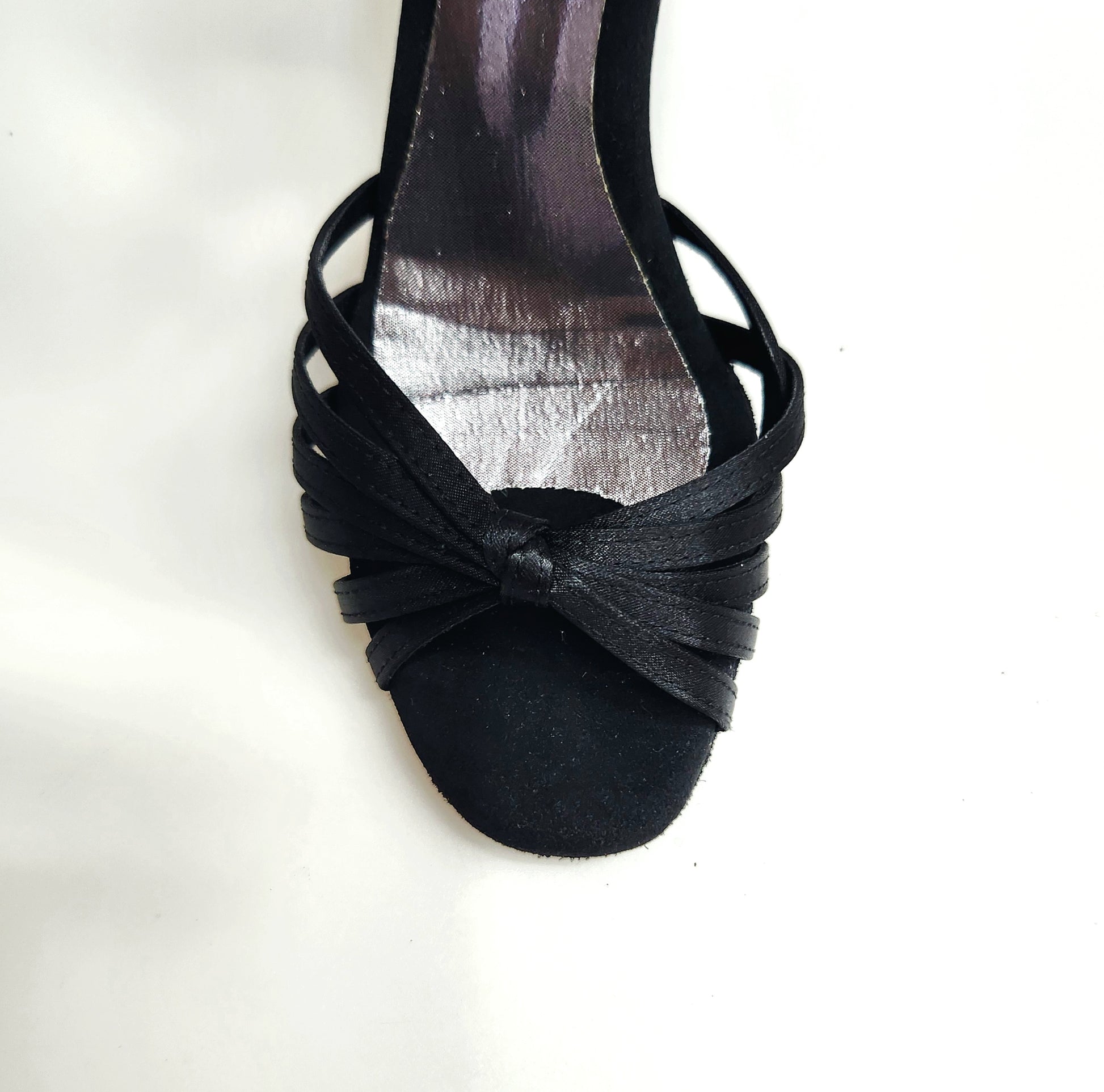 Scarpa da ballo Wish Dance Shop Pepa 210/6 con tacco a stiletto, nodino in raso nero e fascette in camoscio nero.