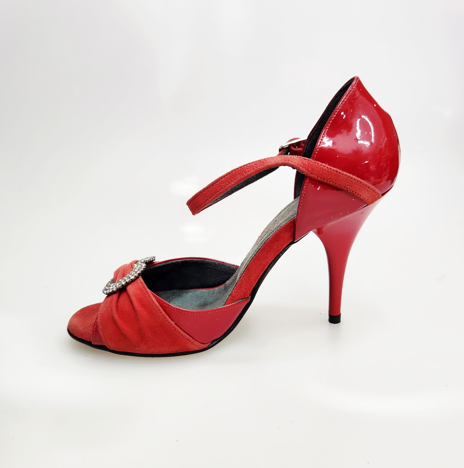 Sandalo donna Wish Dance GILDA SW F.626 in pelle di vernice rossa, camoscio rosso e tacco a spillo con gioiello Swarovski.