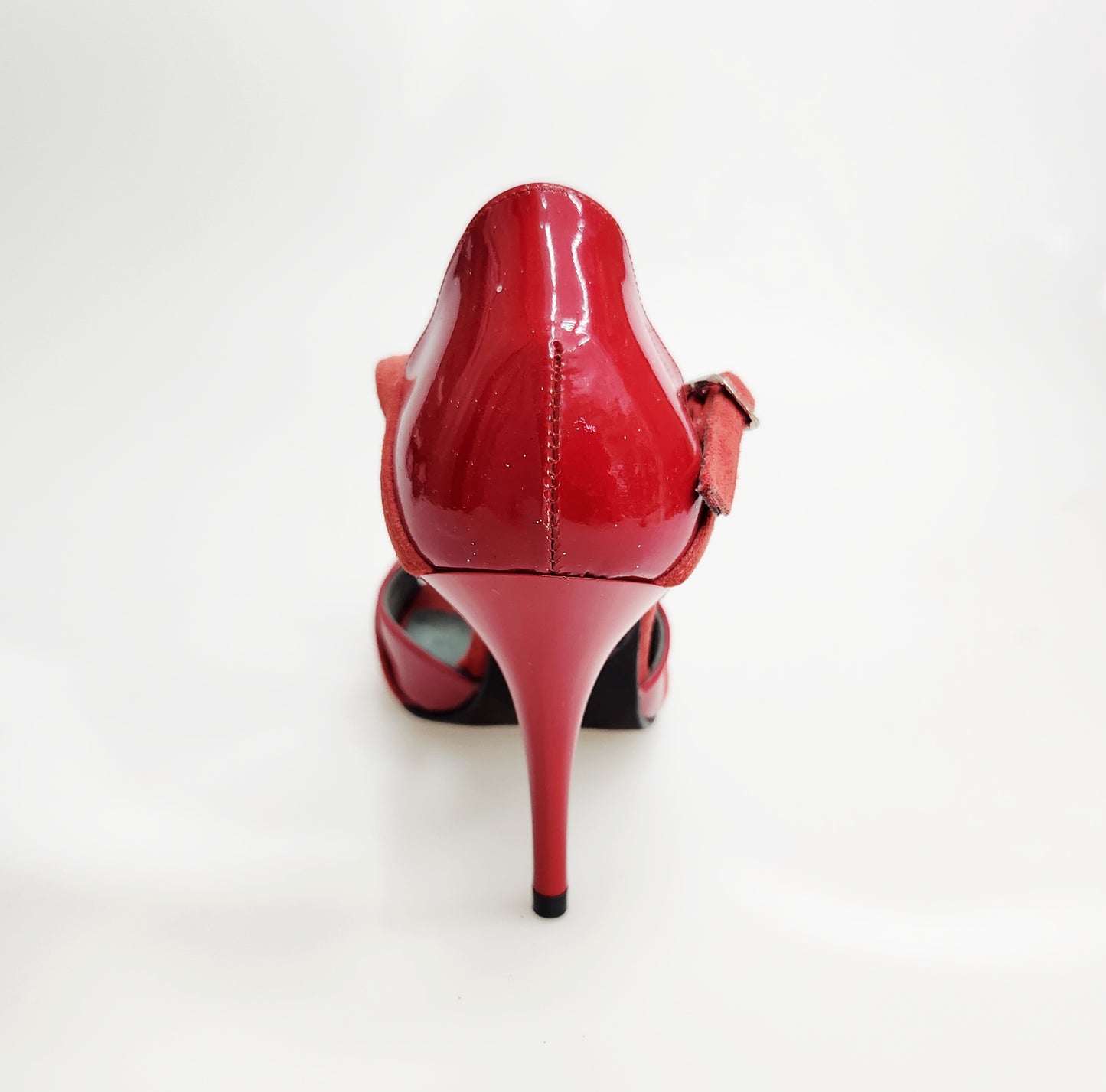 Sandalo donna GILDA SW F.626 in pelle verniciata rossa e camoscio, con gioiello Swarovski e tacco a spillo smaltato rosso.