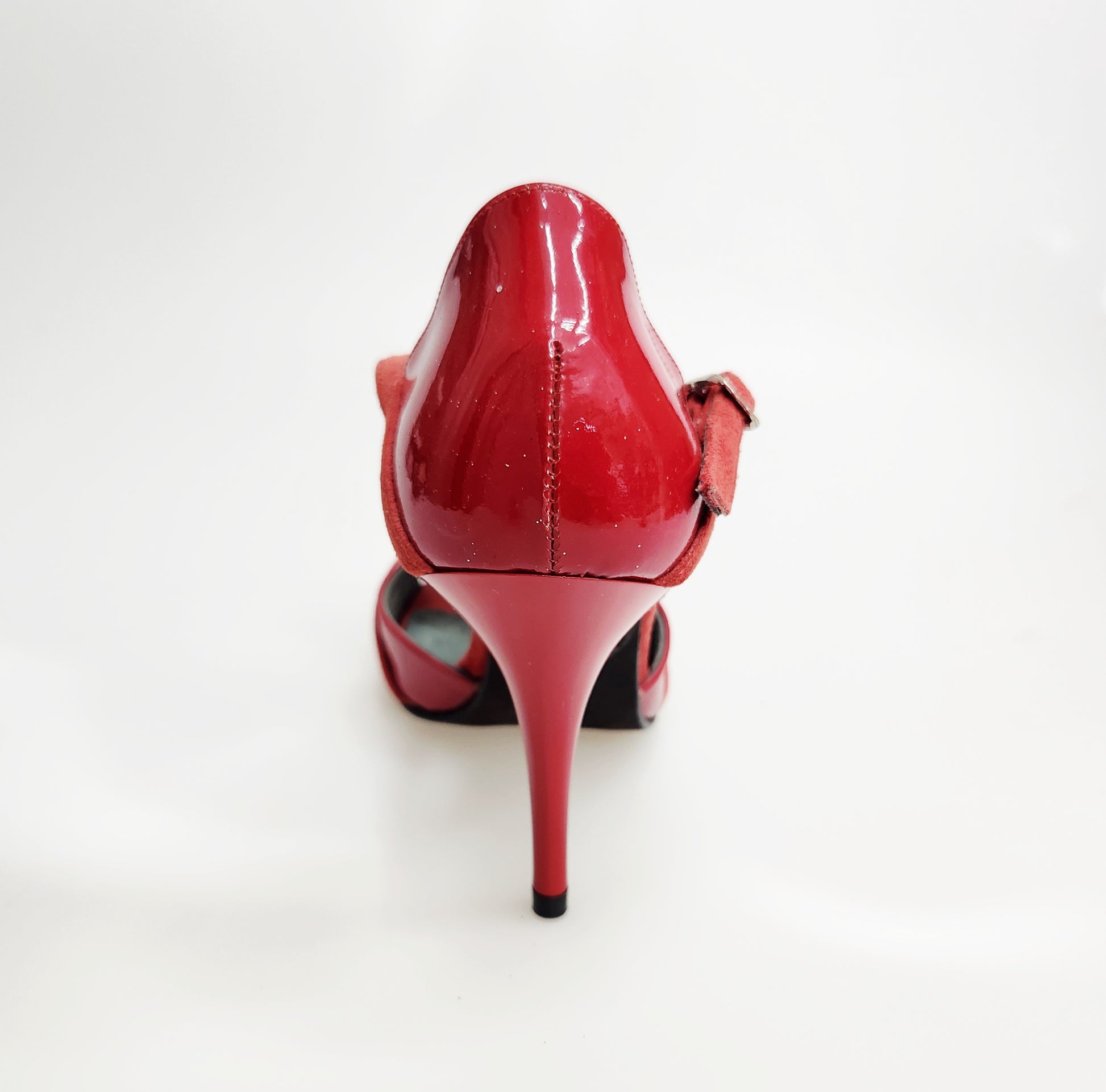 Sandalo donna GILDA SW F.626 in pelle verniciata rossa e camoscio, con gioiello Swarovski e tacco a spillo smaltato rosso.