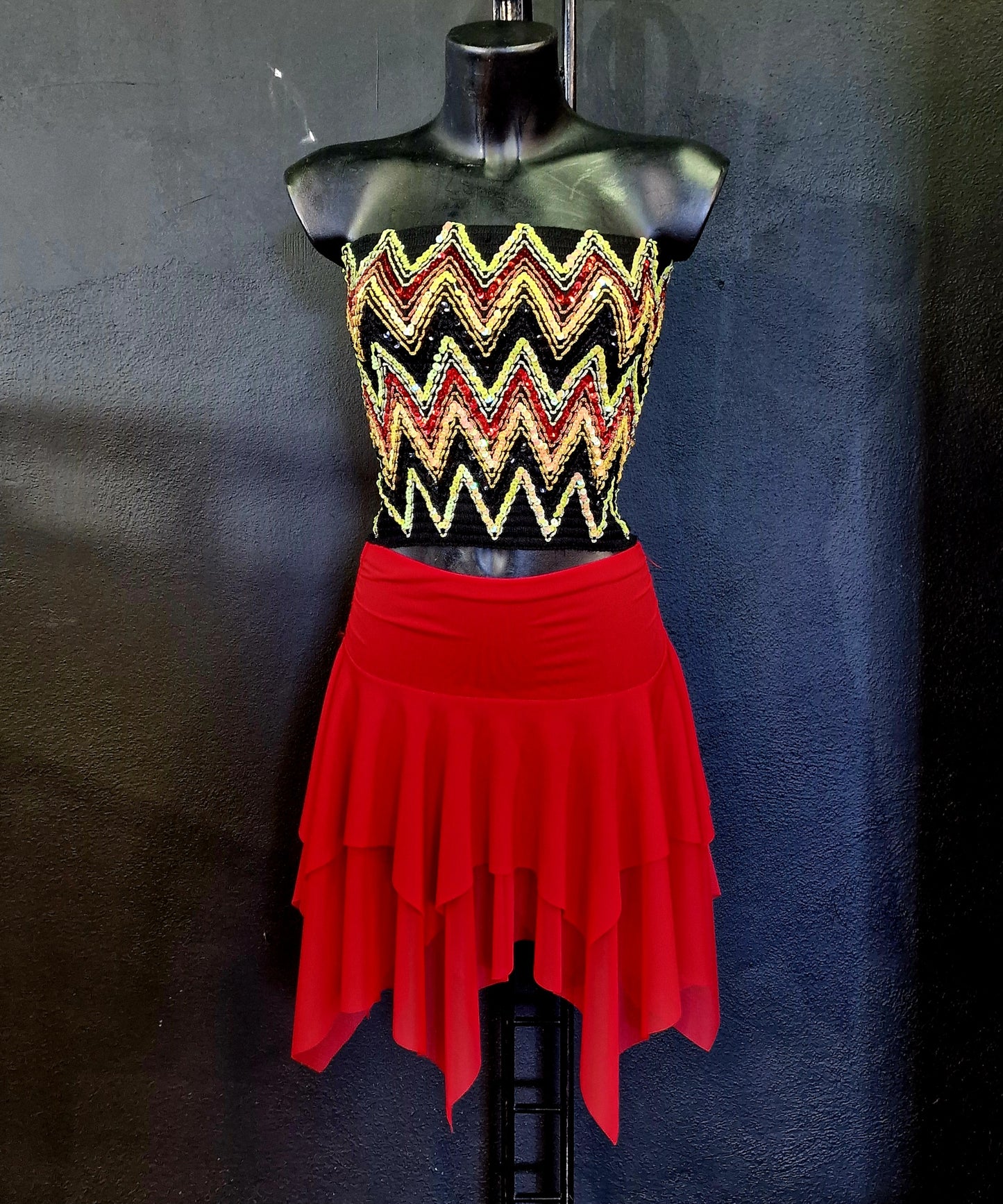 Gonna a punte tagliata a mano Wish Dance Shop in microfibra elastica e tulle tono su tono, stile elegante e moderno.