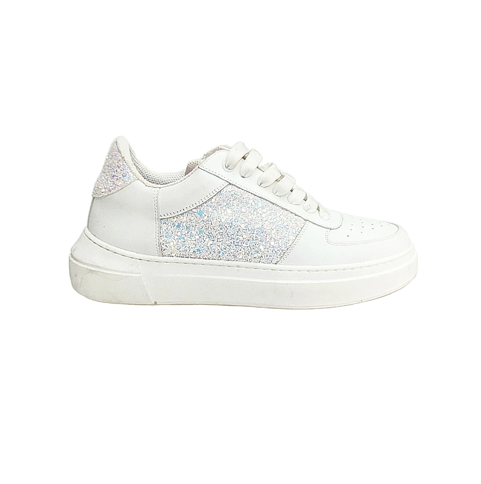 Sneaker Wish Dance Shop MIKI Cielo Perla in pelle bianca con fori, inserti cristallo celeste, suola in lattice e fodera antisudore.