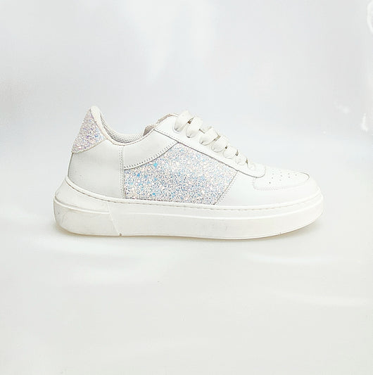 MIKI Cielo Perla (SK2) - Sneaker in Pelle Bianca Fori Traspiranti inserti Kristall Celeste Perla Boreale Foderata in tessuto antisudore traspirante sottopiede confort plus con Suola in Lattice Bianca