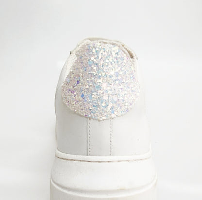 Sneaker Wish Dance Shop MIKI Cielo Perla in pelle bianca con fori traspiranti, inserti cristallo celeste e suola in lattice bianca.