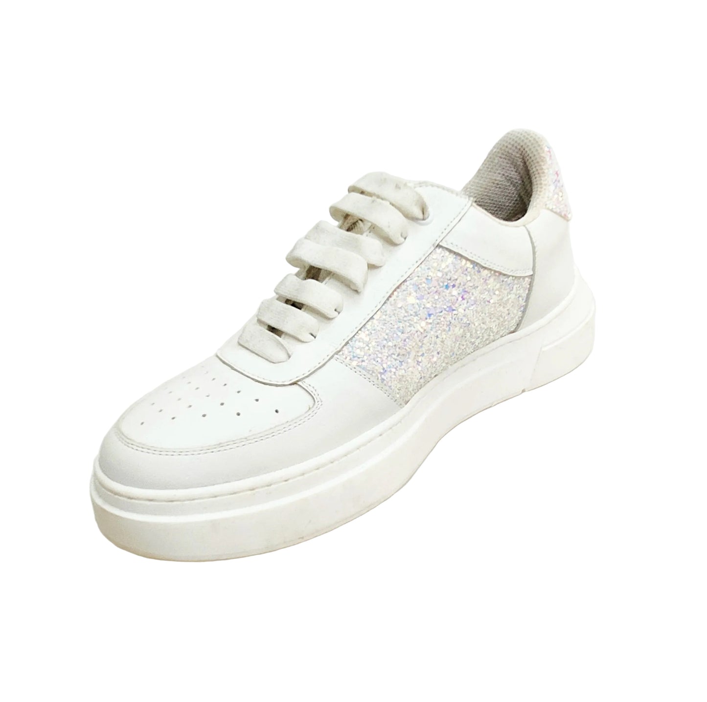 Sneaker Wish Dance Shop MIKI Cielo Perla in pelle bianca con fori traspiranti, inserti cristallo e suola in lattice bianco.