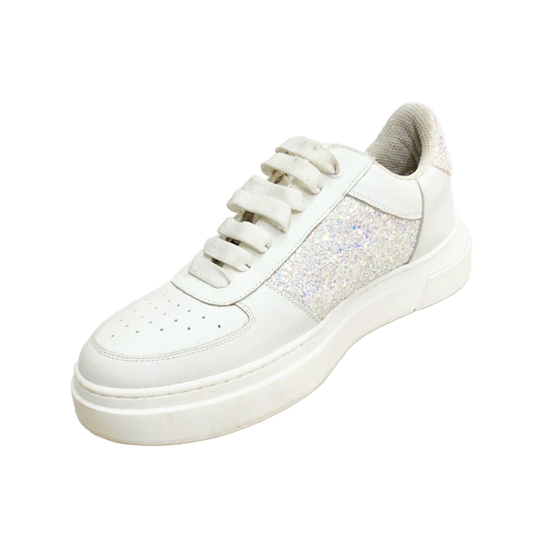 Sneaker Wish Dance Shop MIKI Cielo Perla in pelle bianca con fori traspiranti, inserti cristallo e suola in lattice bianco.