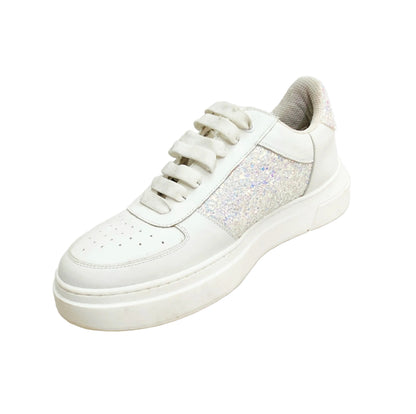 Sneaker Wish Dance Shop MIKI Cielo Perla in pelle bianca con fori traspiranti, inserti cristallo e suola in lattice bianco.