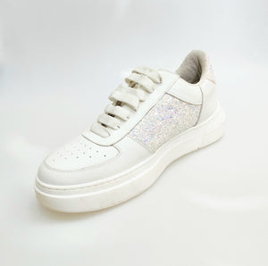 MIKI Cielo Perla (SK2) - Sneaker in Pelle Bianca Fori Traspiranti inserti Kristall Celeste Perla Boreale Foderata in tessuto antisudore traspirante sottopiede confort plus con Suola in Lattice Bianca