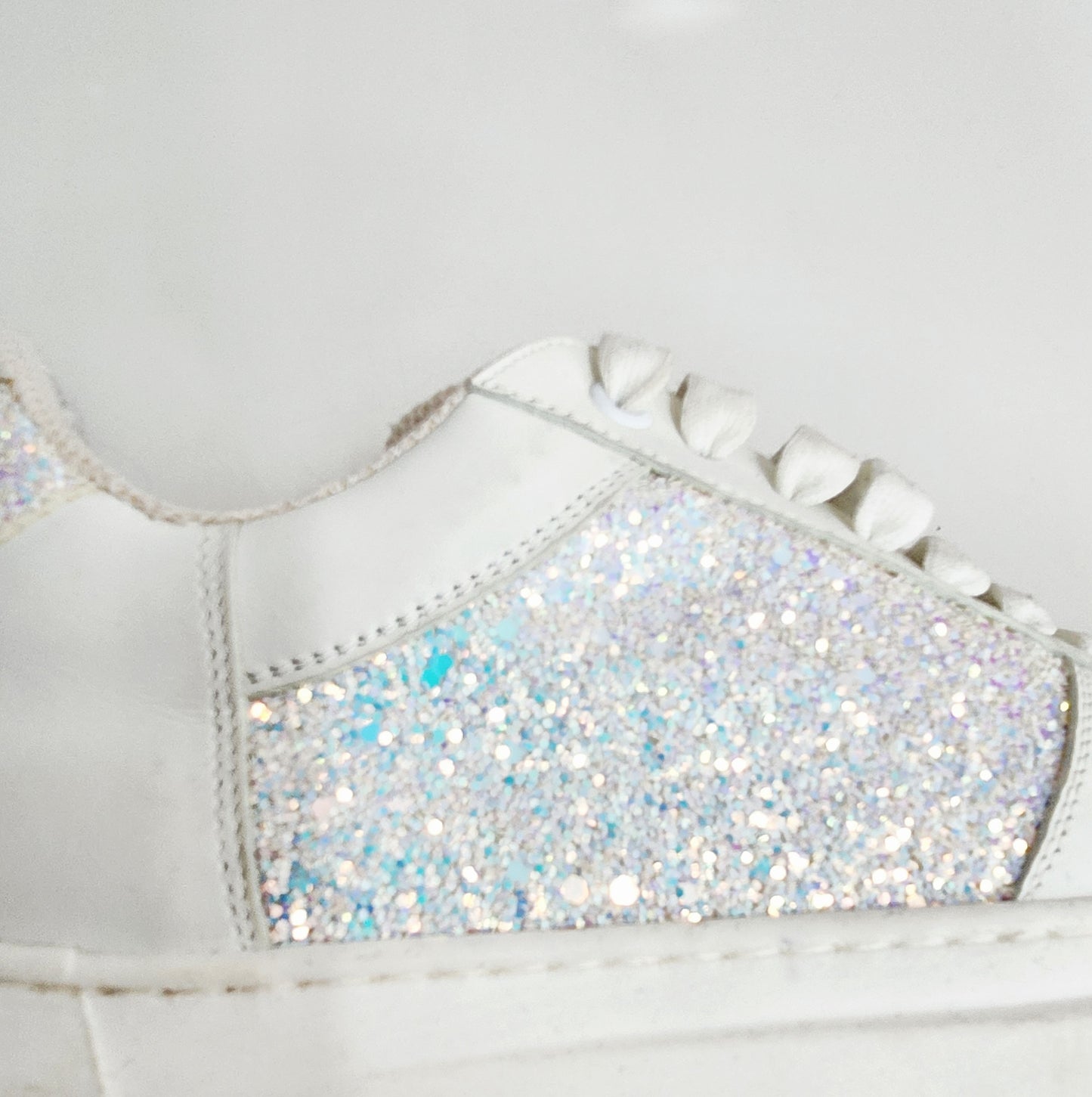 Sneaker Wish Dance Shop MIKI Cielo Perla in pelle bianca con fori traspiranti, inserti cristallo celeste e suola in lattice bianca