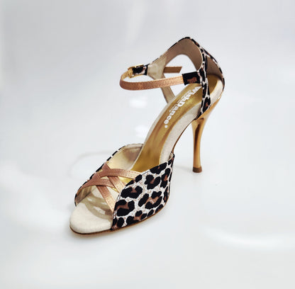 Sandalo da donna Morgane Scarlett in seta laserato leopardato bianco con cinturini, tacco a spillo oro ramato e dettagli lurex oro ramato.