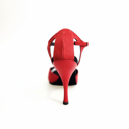 Sandalo da donna Morgane Scarlett Wish Dance Shop in camoscio rosso con fascette e tacco a spillo smaltato rosso.