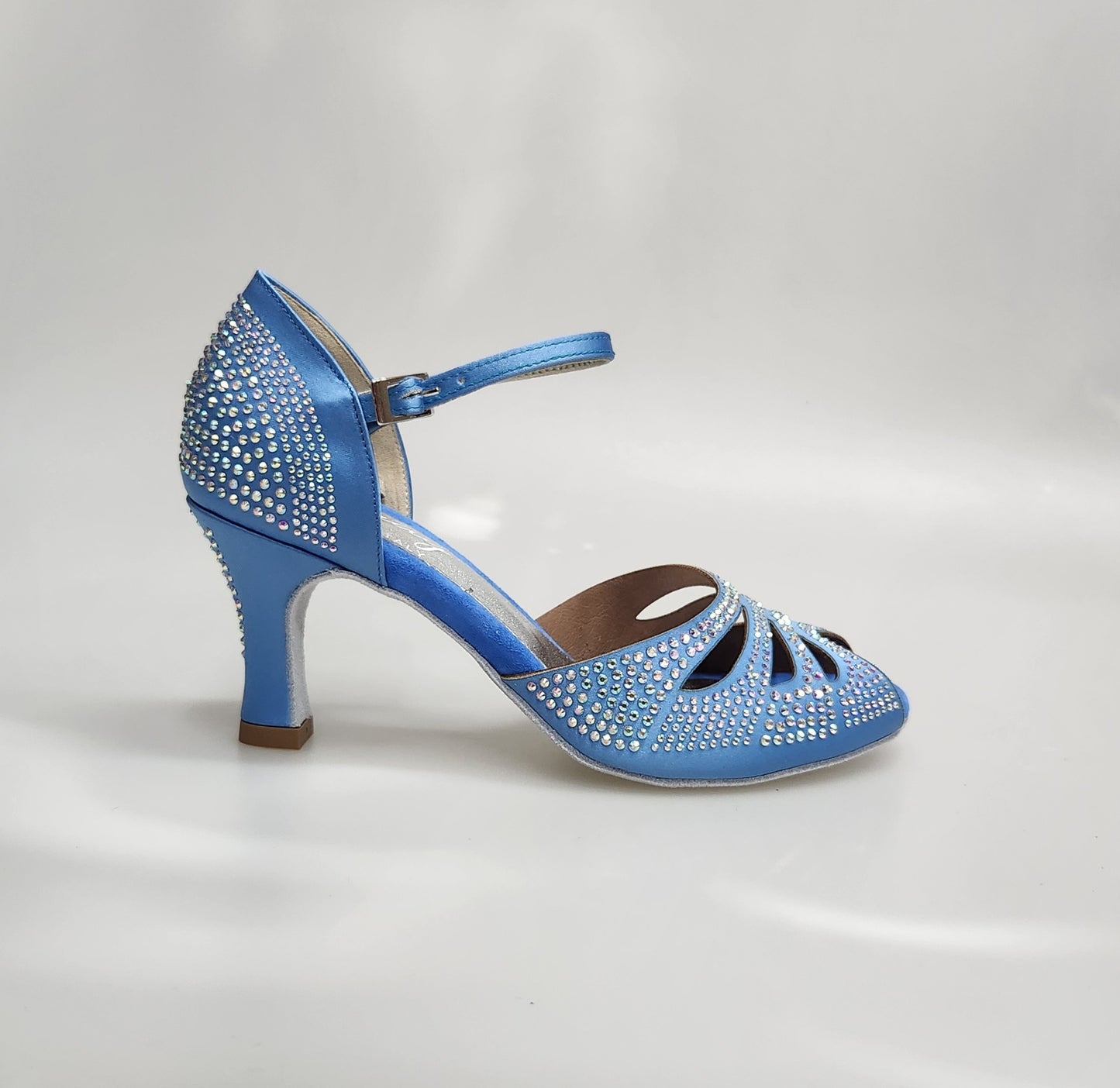 Scarpa da ballo Alexa LP4 in raso seta azzurro cielo con Swarovski Boreali e tacco a rocchetto, stile elegante e raffinato.