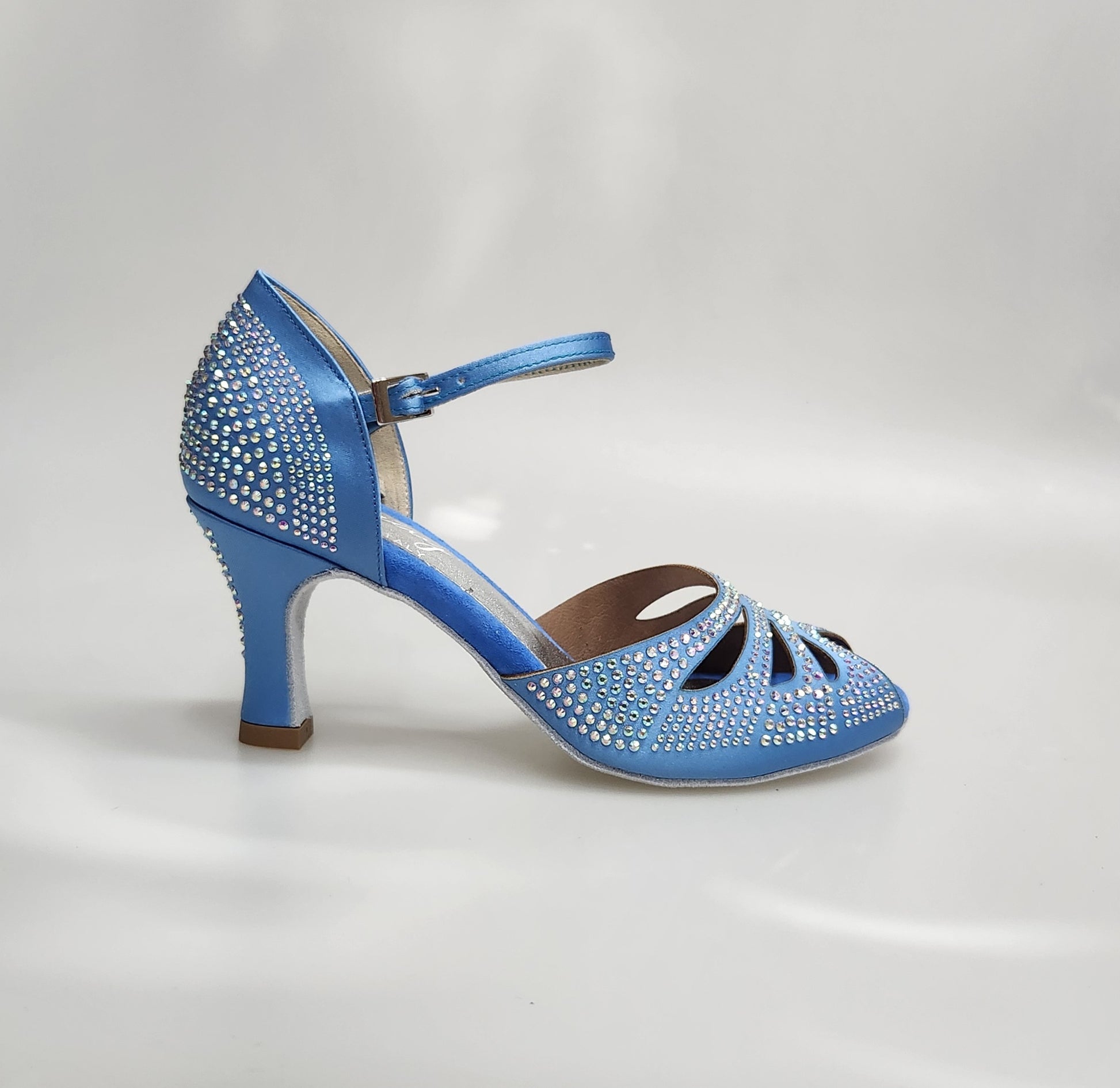 Scarpa da ballo Alexa LP4 in raso seta azzurro cielo con Swarovski Boreali e tacco a rocchetto, stile elegante e raffinato.