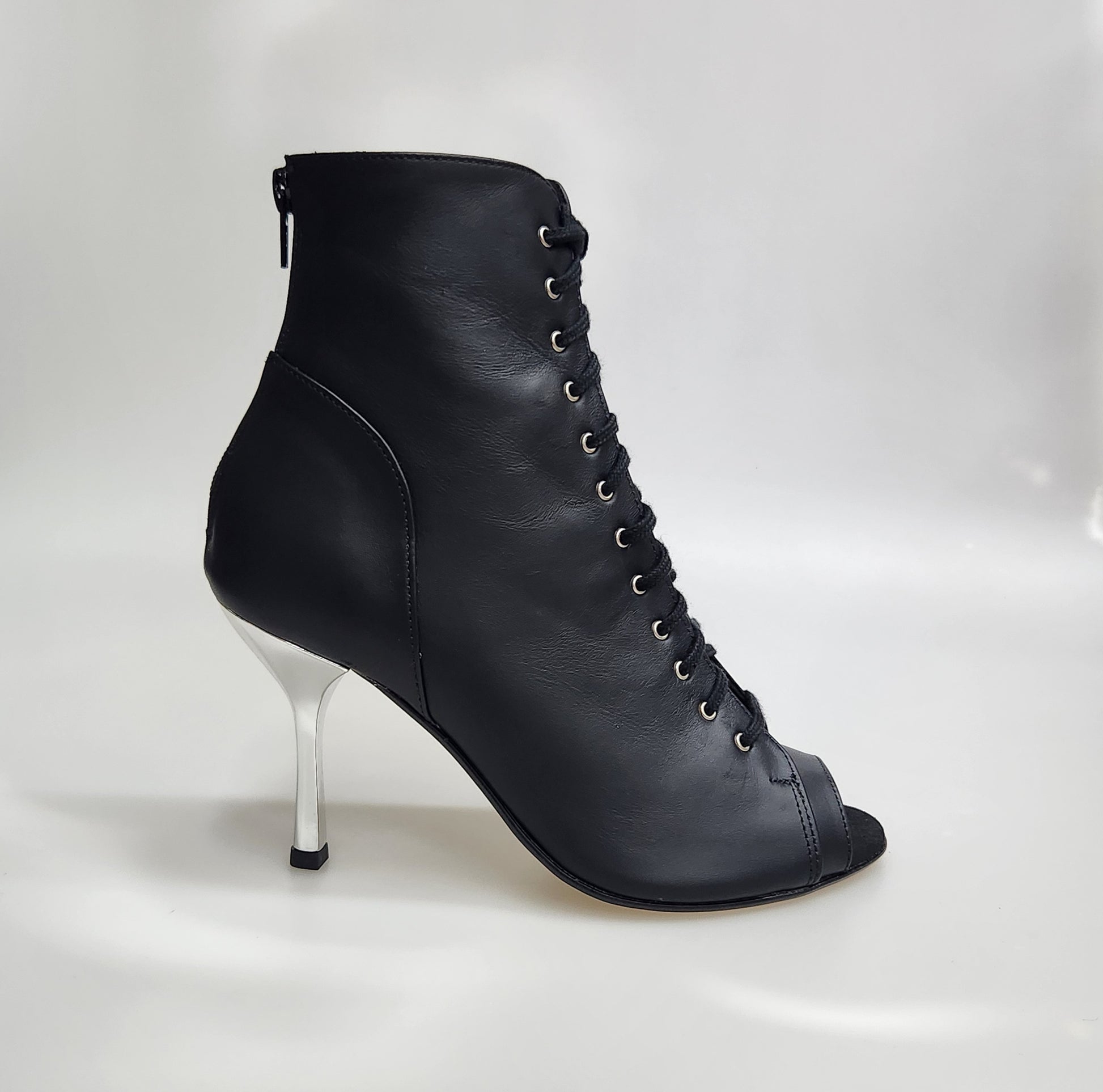 Stivaletto Wish Dance Shop ALEXIS Black Silver con zip, tacco a stiletto squadrato in pelle nera e dettagli argentati in alluminio.
