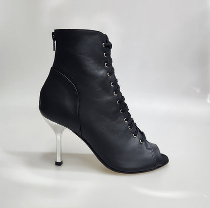 Stivaletto Wish Dance Shop ALEXIS Black Silver con zip, tacco a stiletto squadrato in pelle nera e dettagli argentati in alluminio.