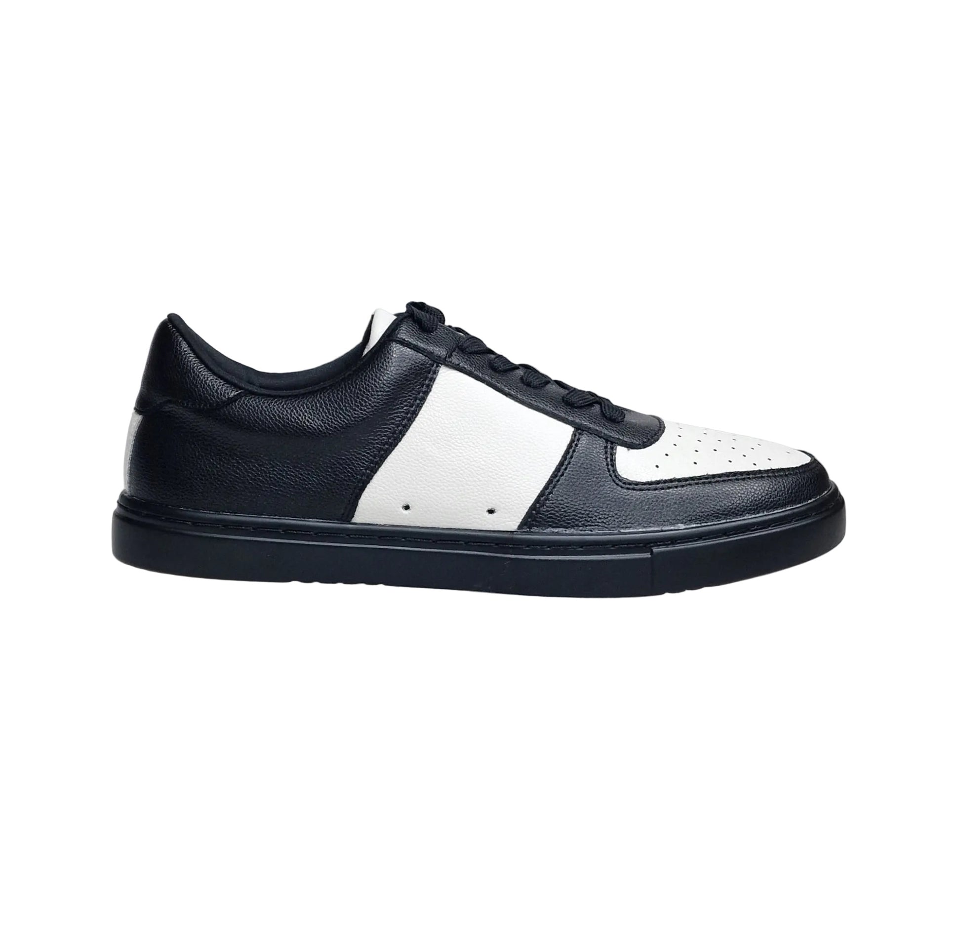 Sneaker Wish Dance Shop REY in ecopelle vegan bianca e nera con suola nera in gomma e resina, dettagli con cerchi bianchi.