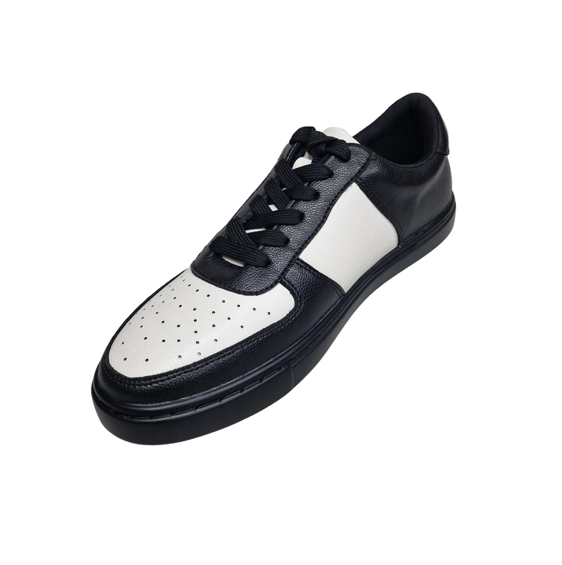 Sneaker ecopelle vegana bianca e nera Wish Dance Shop con suola nera in gomma e resina tecnica con cerchi bianchi.