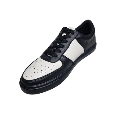 Sneaker ecopelle vegana bianca e nera Wish Dance Shop con suola nera in gomma e resina tecnica con cerchi bianchi.