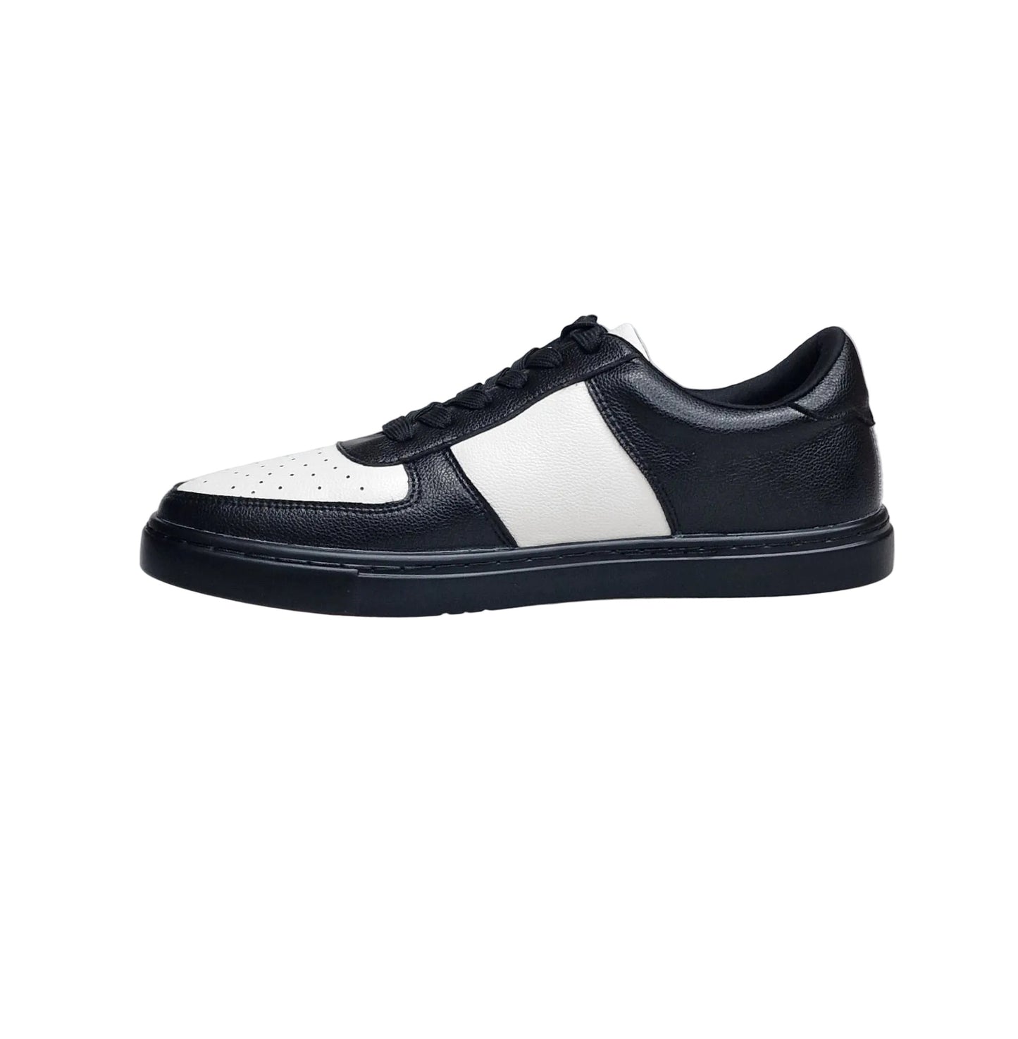 Sneaker Wish Dance Shop REY in ecopelle vegan bianca e nera, suola in gomma e resina tecnica con cerchi bianchi.