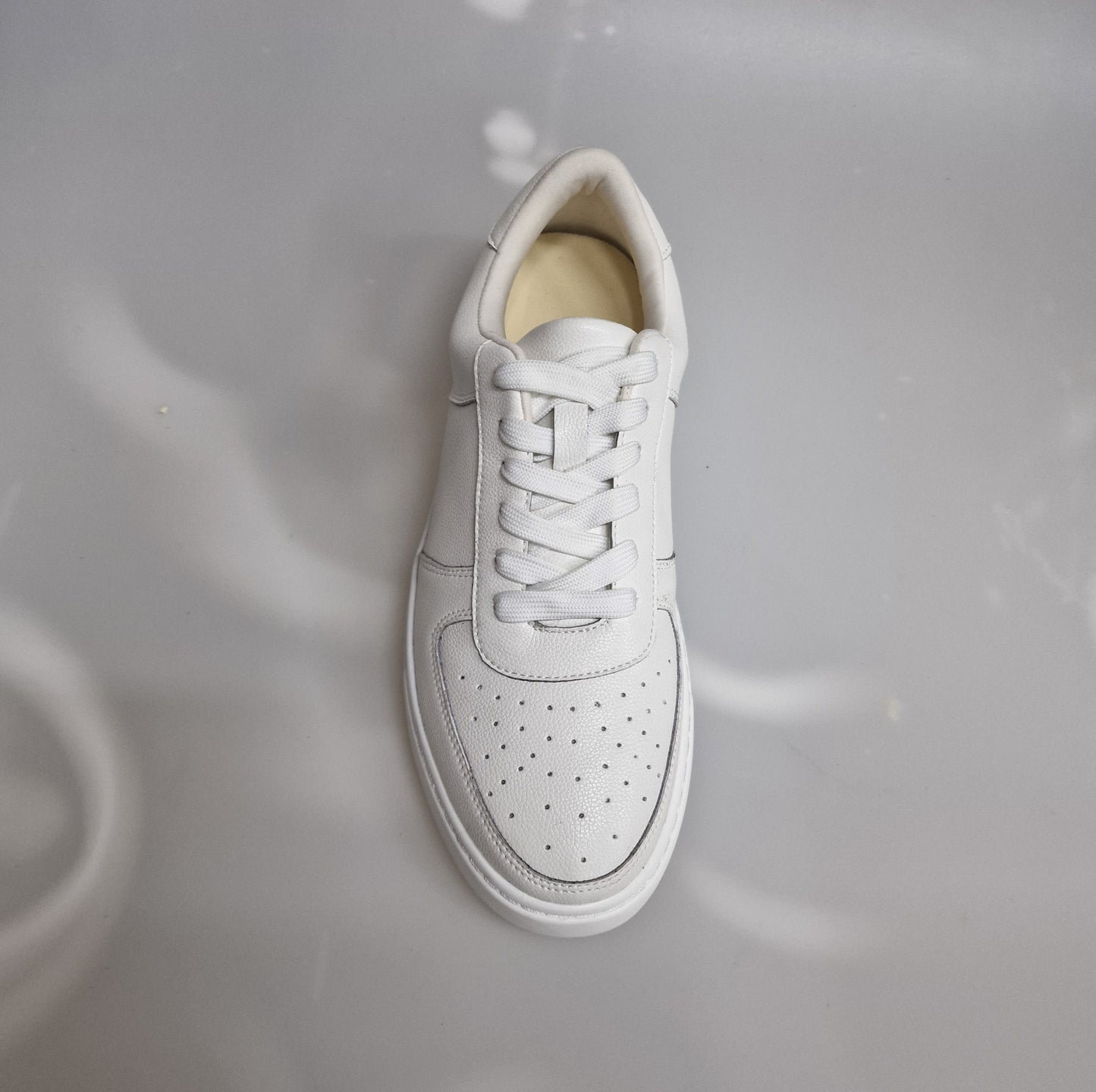 Sneaker bianca in ecopelle THOR di Wish Dance Shop, suola in gomma bianca e dettagli neri, stile moderno e confortevole
