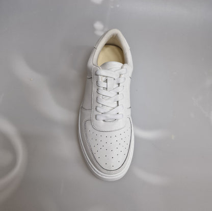 Sneaker bianca in ecopelle THOR di Wish Dance Shop, suola in gomma bianca e dettagli neri, stile moderno e confortevole