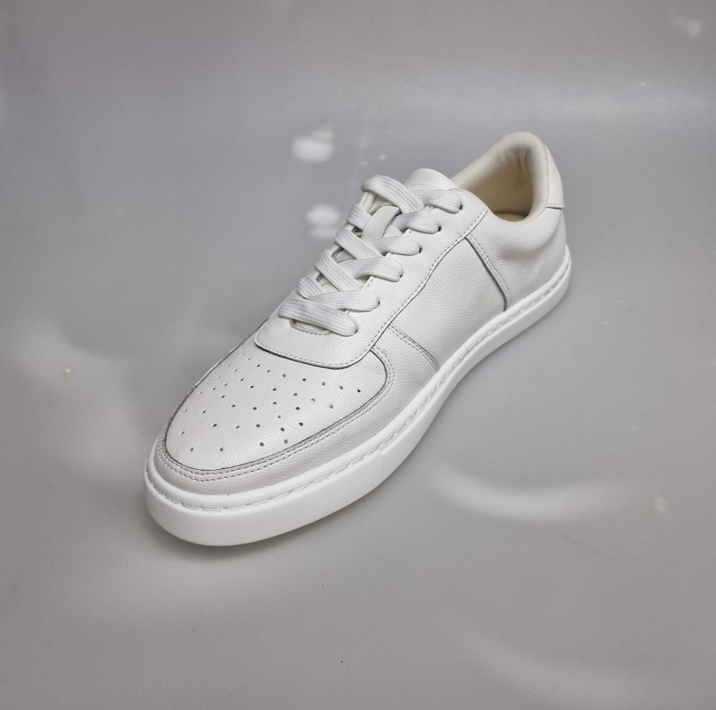 Sneaker bianca in ecopelle THOR L0701FCE con suola bianca in gomma e resina, con cerchi neri pivot, marca Wish Dance Shop