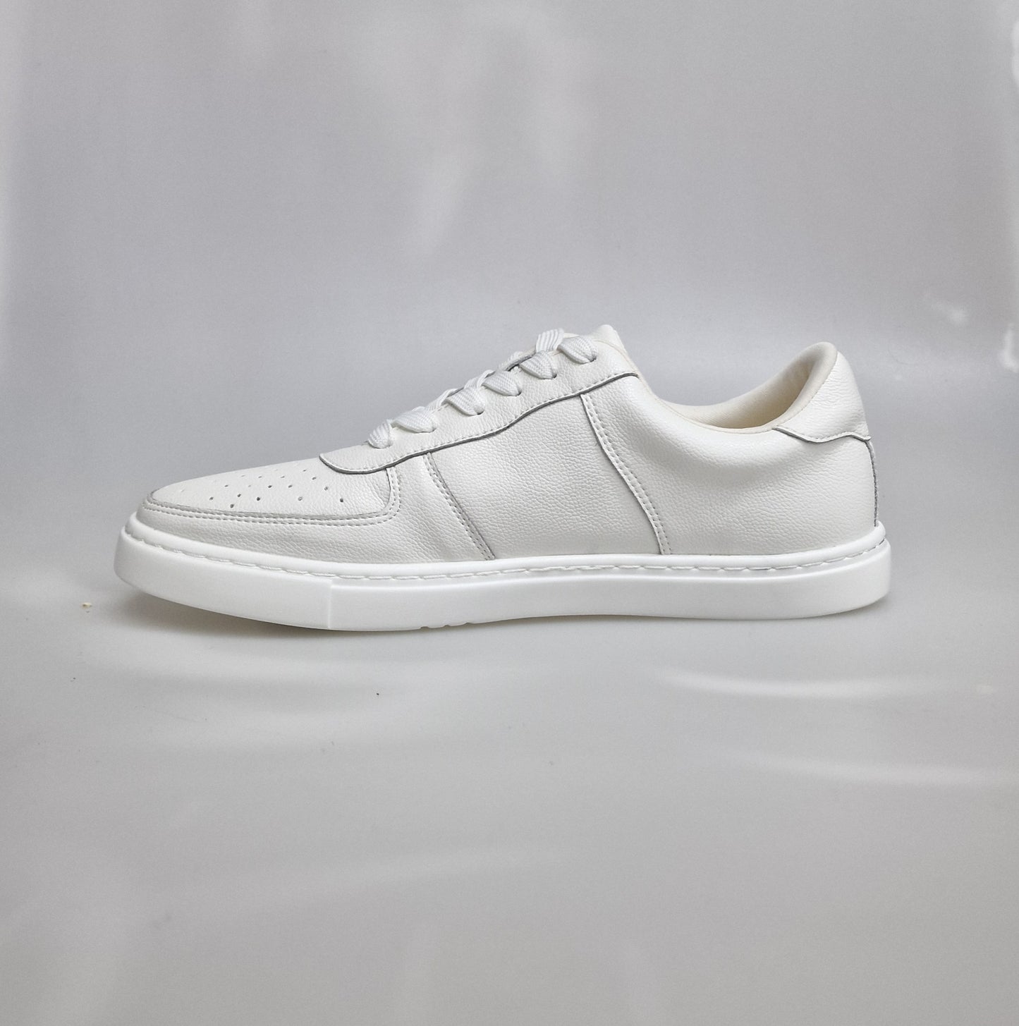 Sneaker in ecopelle bianca Wish Dance Shop, suola in gomma e resina nera, dettagli tecnici e cerchi neri, modello THOR L0701FCE