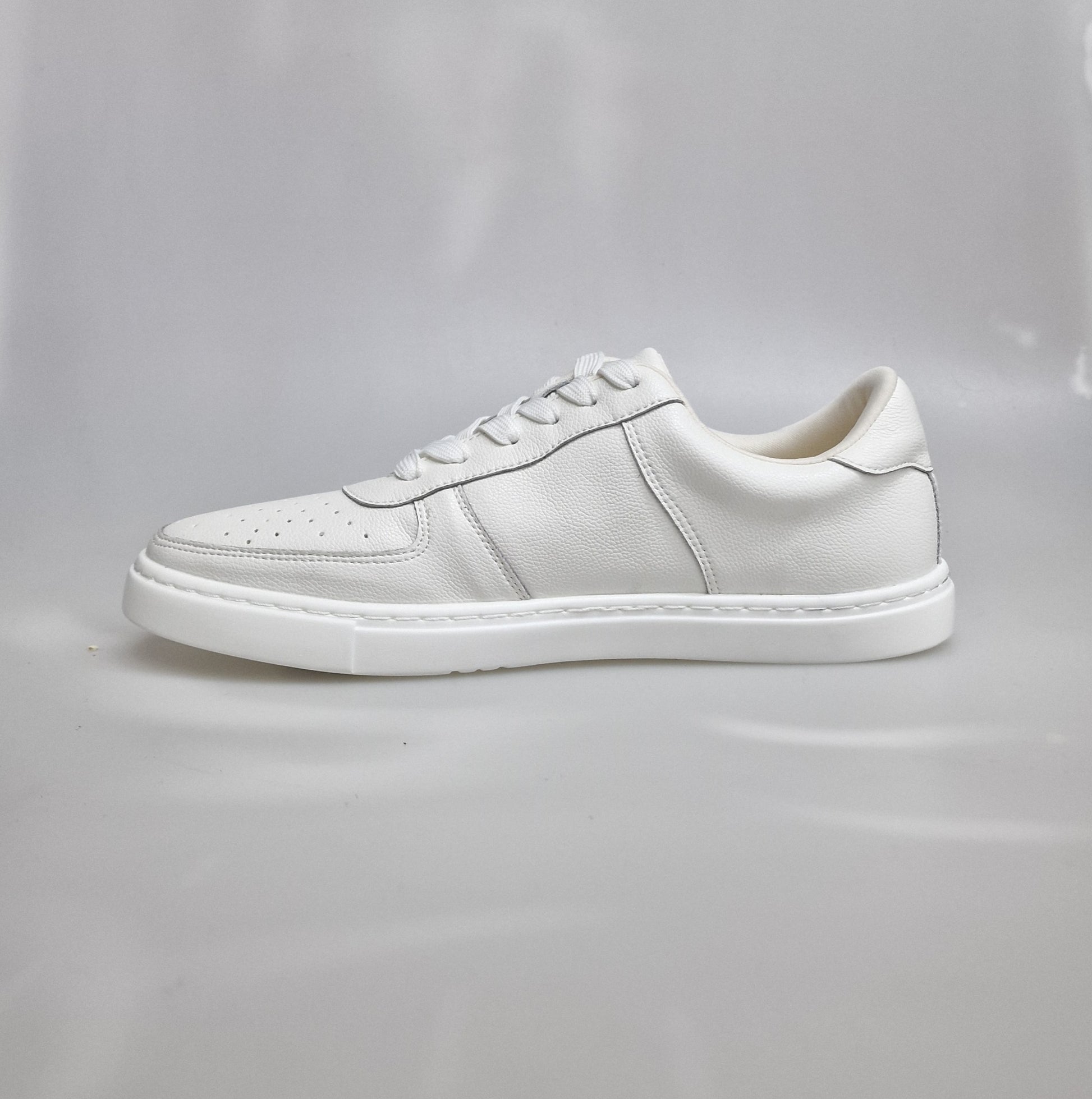 Sneaker in ecopelle bianca Wish Dance Shop, suola in gomma e resina nera, dettagli tecnici e cerchi neri, modello THOR L0701FCE