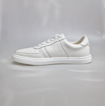 Sneaker in ecopelle bianca Wish Dance Shop, suola in gomma e resina nera, dettagli tecnici e cerchi neri, modello THOR L0701FCE