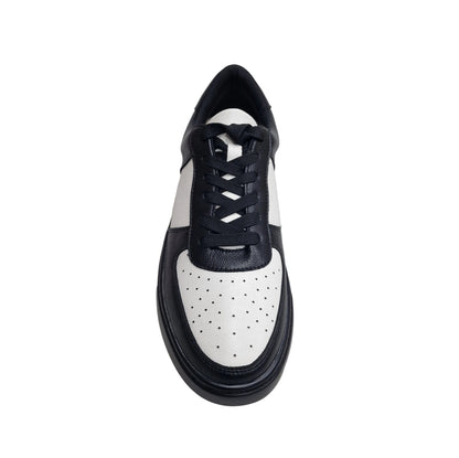 Sneaker Wish Dance Shop REY bianca e nera in ecopelle vegana con suola nera in gomma e resina, dettagli con cerchi bianchi.