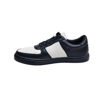Sneaker bianca e nera in ecopelle vegan Wish Dance Shop con suola in gomma e resina tecnica, dettagli con cerchi bianchi.