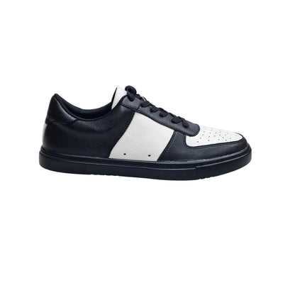 Sneaker Wish Dance Shop REY in ecopelle vegana bianca e nera con suola in gomma nera e dettagli in resina tecnica e cerchi bianchi.