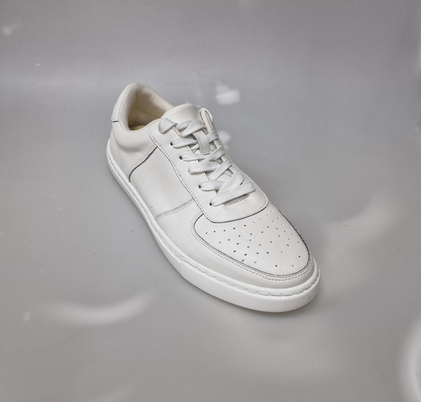 Sneaker bianca in ecopelle vegan Wish Dance Shop, suola in gomma e resina tecnica, dettagli con cerchi neri e design moderno
