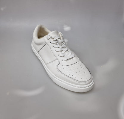 Sneaker bianca in ecopelle vegan Wish Dance Shop, suola in gomma e resina tecnica, dettagli con cerchi neri e design moderno